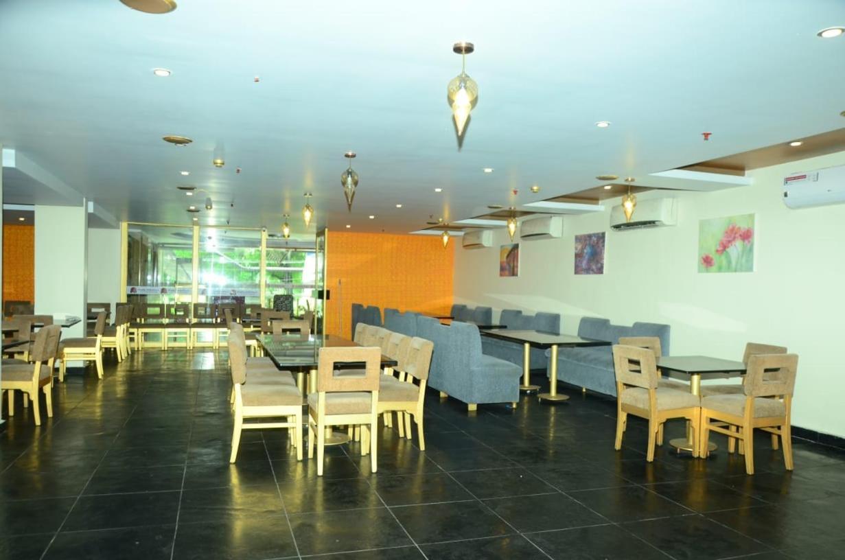Blossoms Room The Plaza-Luxury Collection- Lakdikapul حيدر أباد المظهر الخارجي الصورة